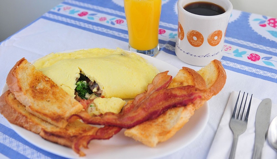 omelet with toast and bacon
